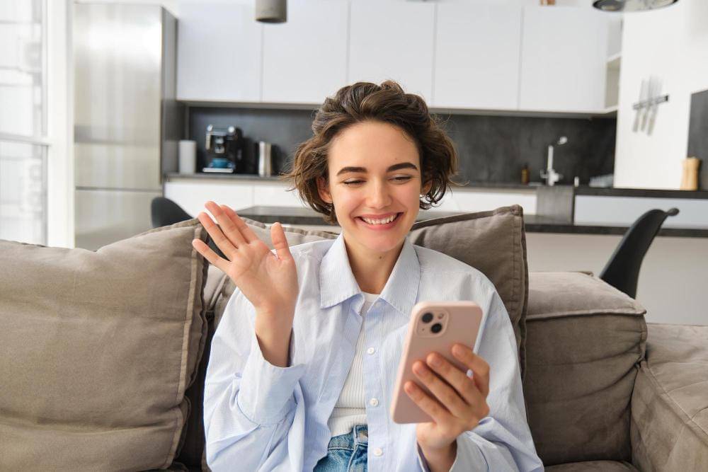 ilustrasi perempuan melakukan video call