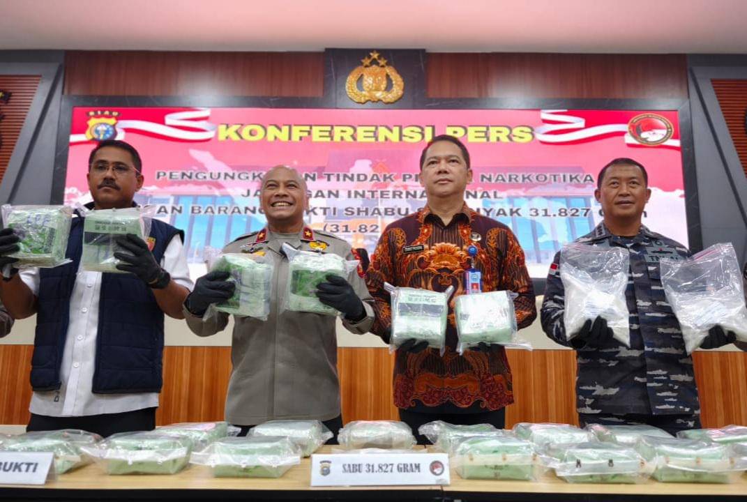 Polda Riau bersama Lanal Dumai saat memperlihatkan barang bukti 32 Kg sabu asal Malaysia