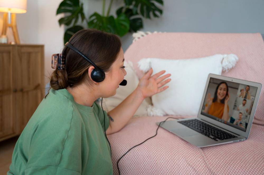 ilustrasi perempuan melakukan video call