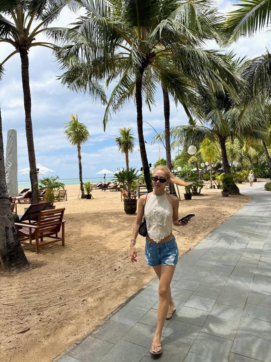 Hyoyeon SNSD saat liburan di Sanur, Bali