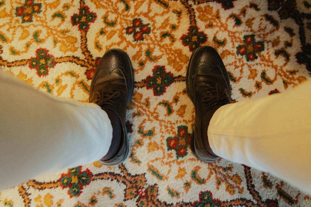 ilustrasi pria menggunakan sepatu pantofel