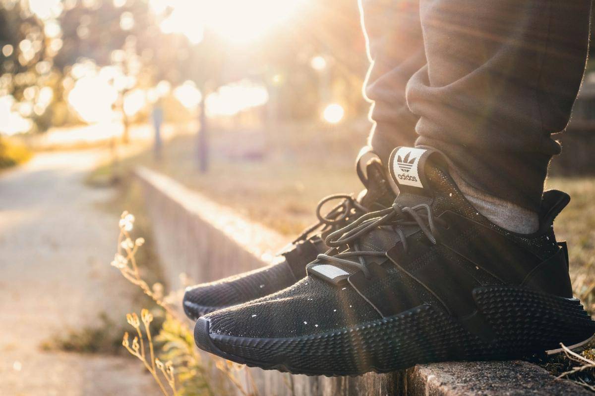 ilustrasi sneakers hitam