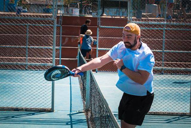 ilustrasi pria bermain padel
