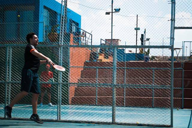 ilustrasi pria bermain padel