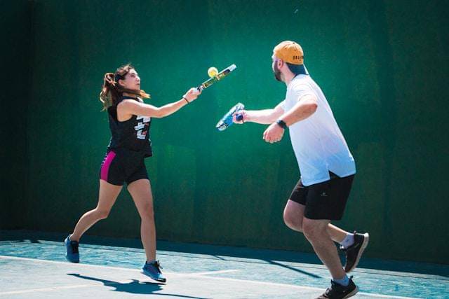 ilustrasi pria bermain padel