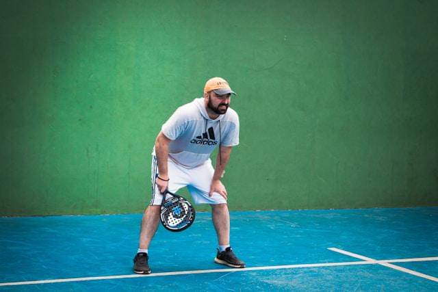 ilustrasi pria bermain padel
