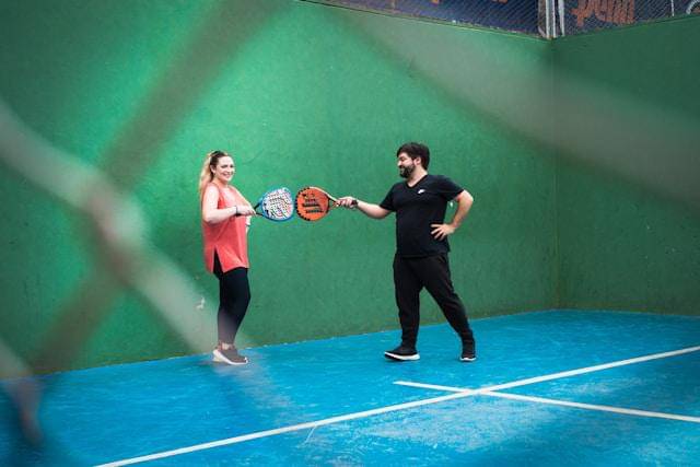 ilustrasi pria bermain padel