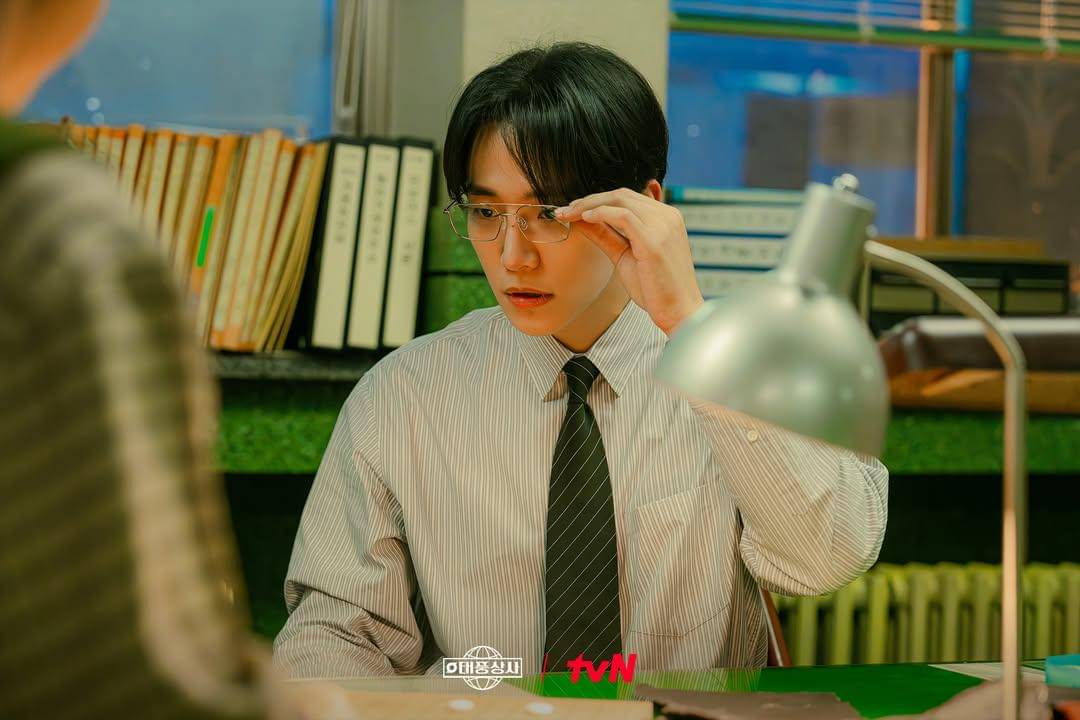cuplikan drama Typhoon Family.