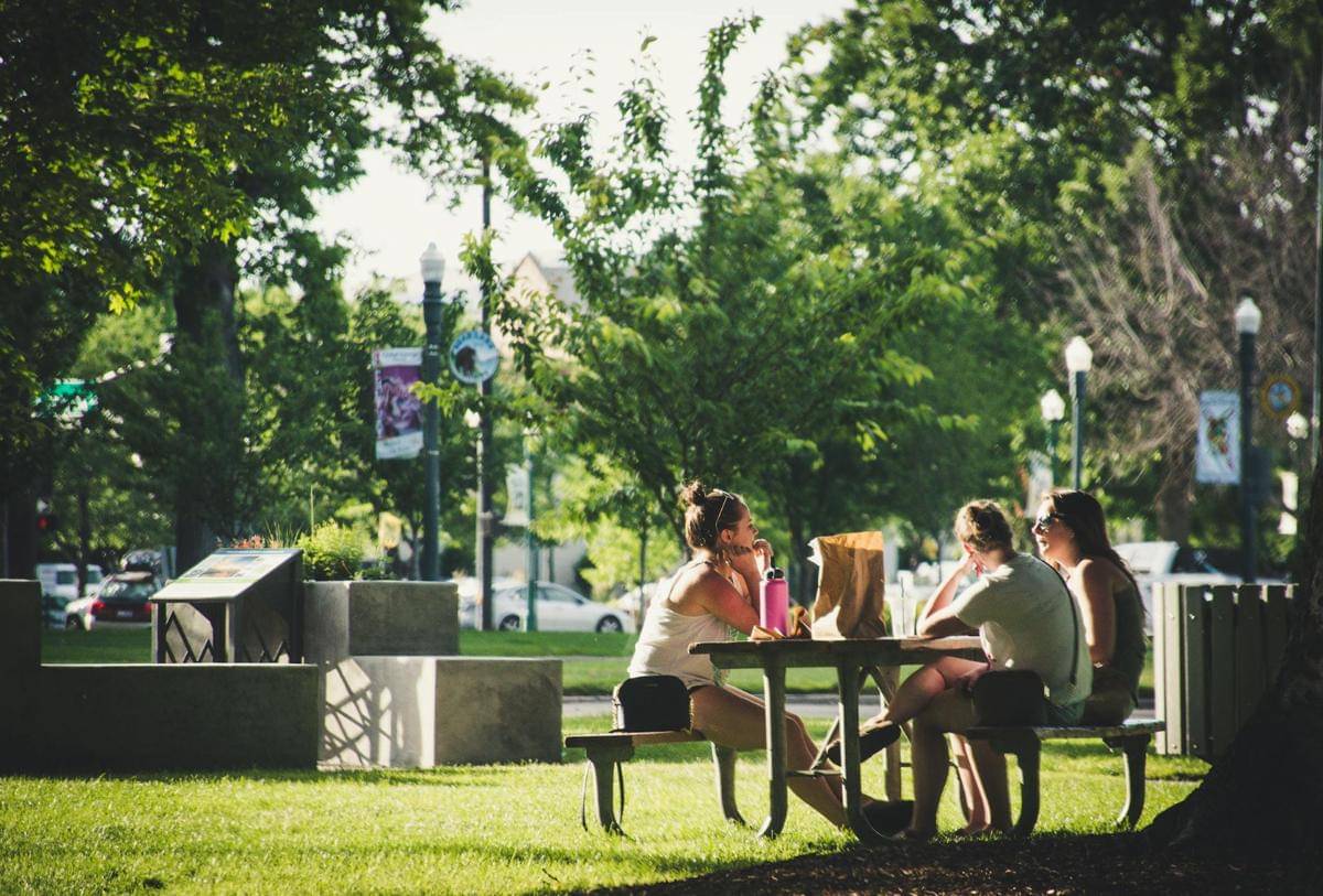 ilustrasi bersantai di taman