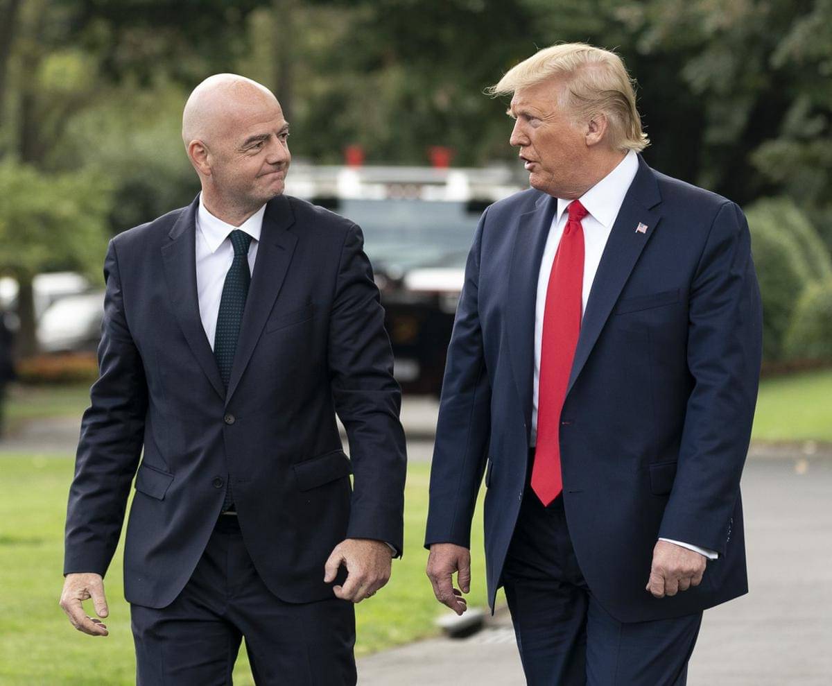 Presiden AS, Donald Trump, didampingi oleh Presiden FIFA Gianni Infantino, berbicara kepada para anggota pers di South Lawn Gedung Putih pada 2019, sebelum menaiki Marine One untuk memulai perjalanannya ke Carolina Utara. (Foto Resmi Gedung Putih oleh Joyce N. Boghosian)