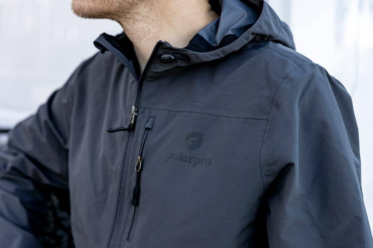 ilustrasi pria dengan jaket windbreaker