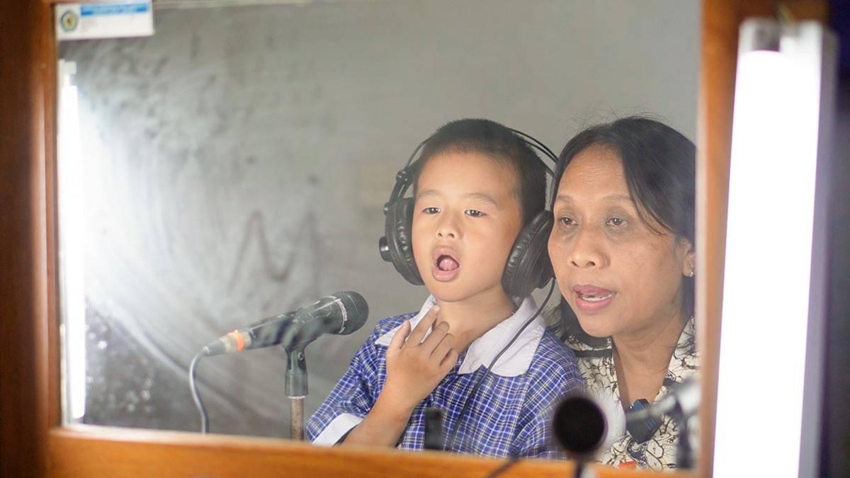 Guru SLB B Pangudi Luhur Jakarta Barat, Yosephine Marhastuti yang sedang mengajar speech therapy kepada siswa TK tunarungu pada Selasa (30/09/25)