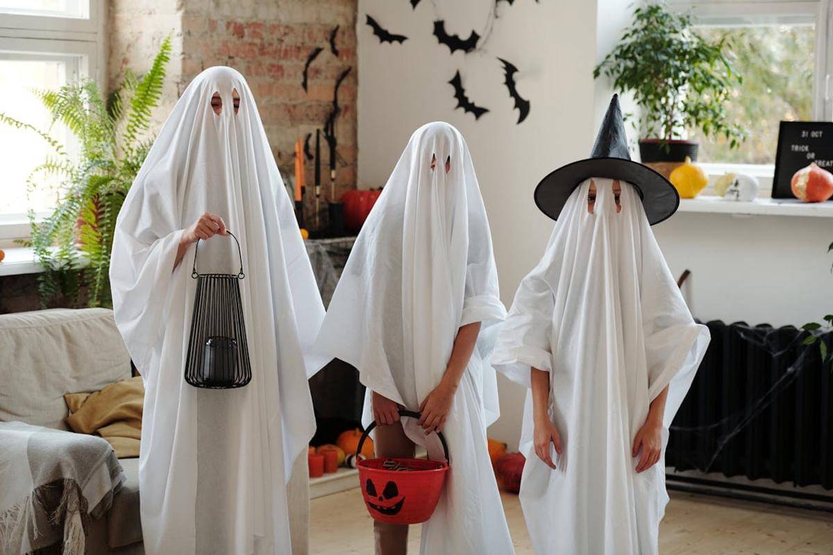 Ilustrasi aktivitas pesta Halloween untuk anak-anak