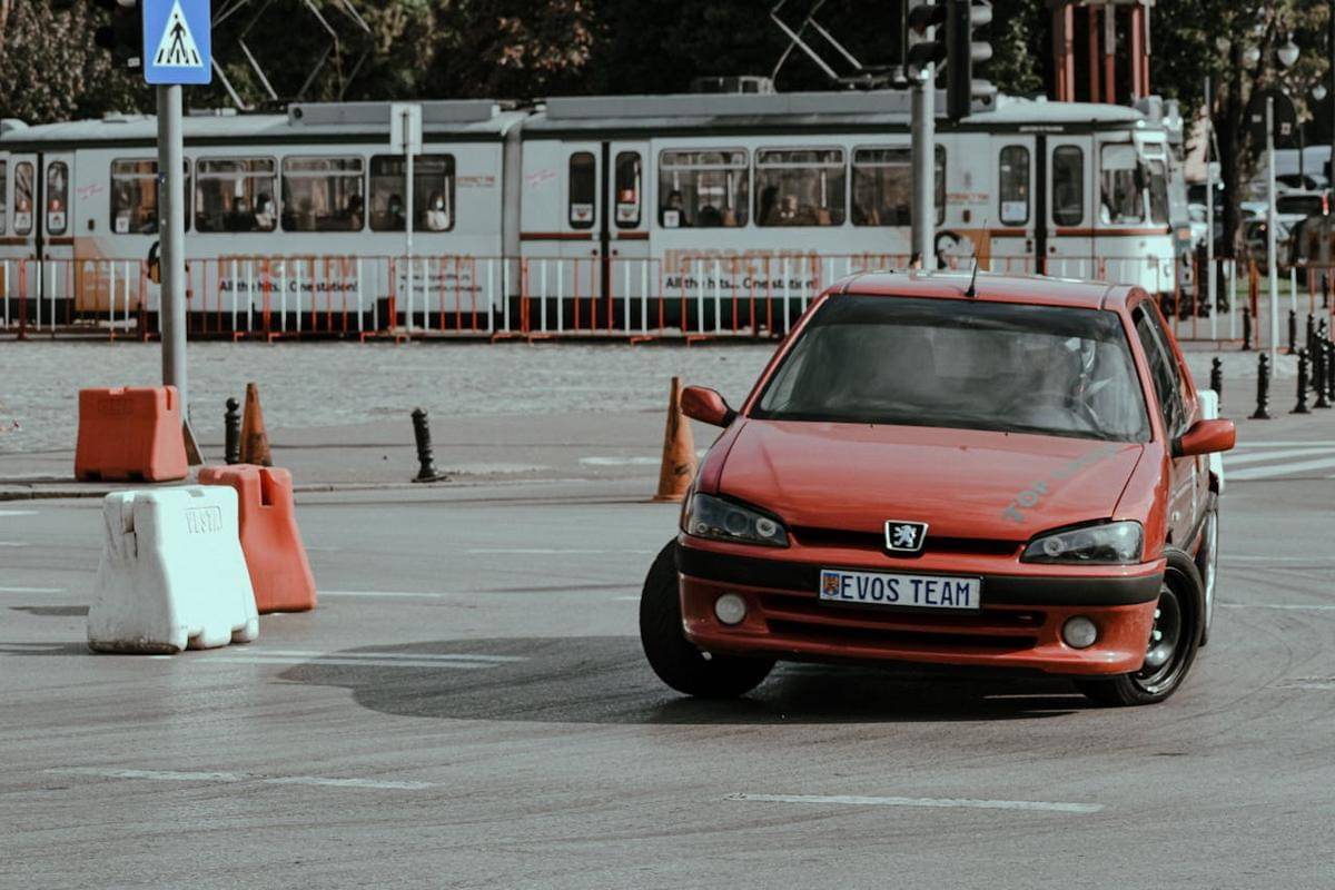 ilustrasi mobil berbelok