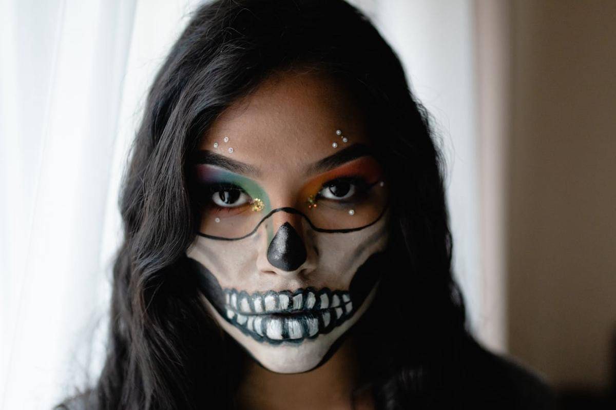 Ilustrasi hadiah Halloween - makeup