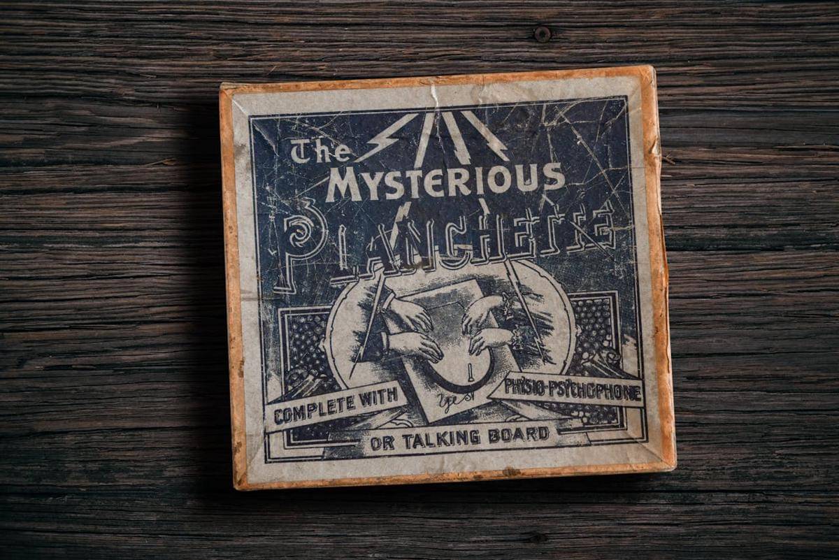 Ilustrasi hadiah Halloween - murder mystery 