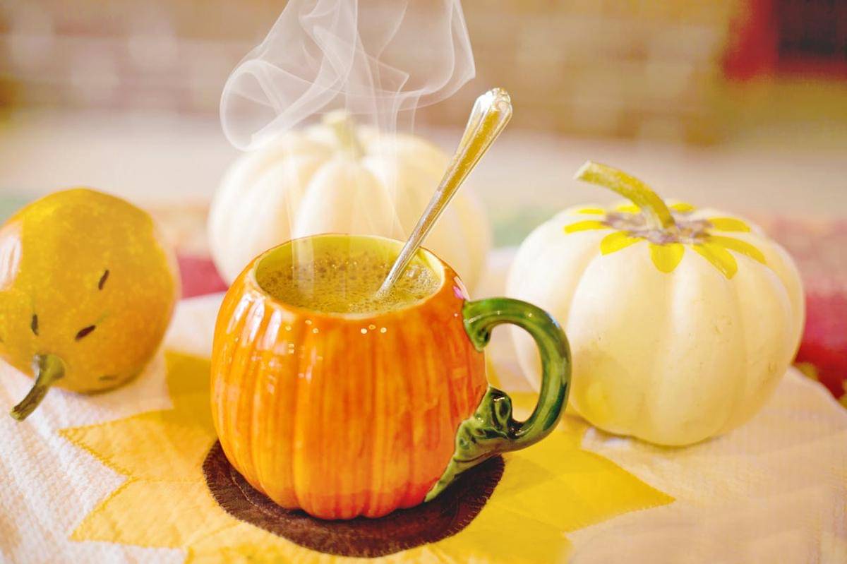 Ilustrasi hadiah Halloween - mug labu