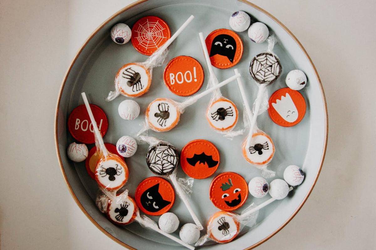 Ilustrasi hadiah Halloween - buku misteri