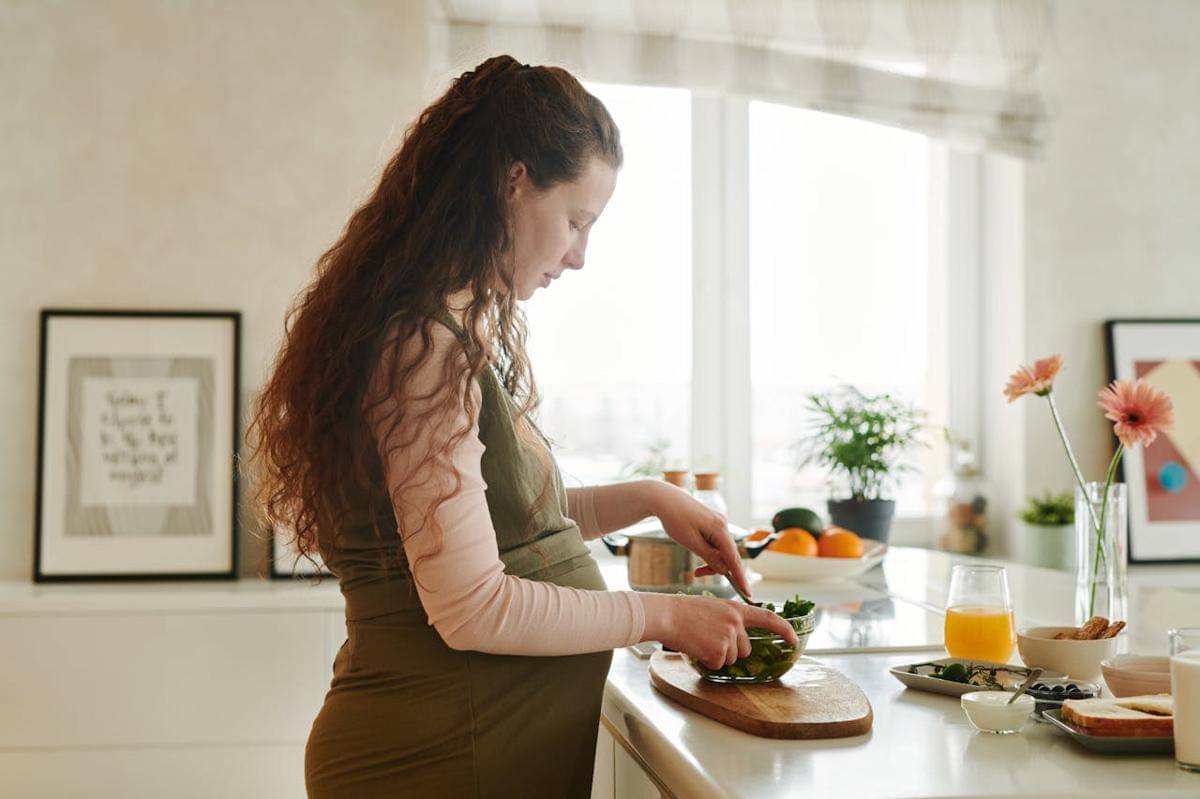 Wanita mengkonsumsi makanan kaya antioksidan.