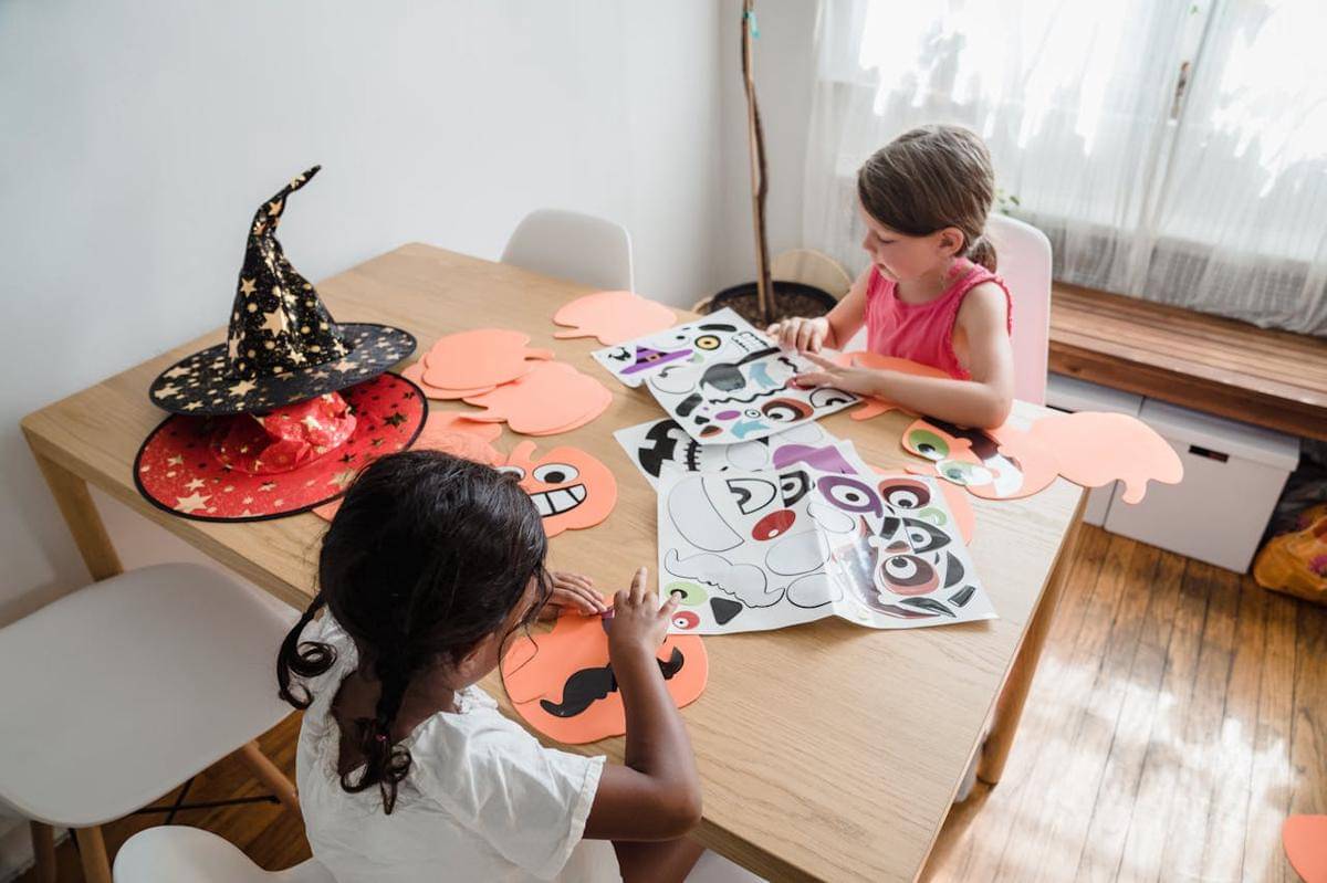 Ilustrasi aktivitas pesta Halloween anak-anak