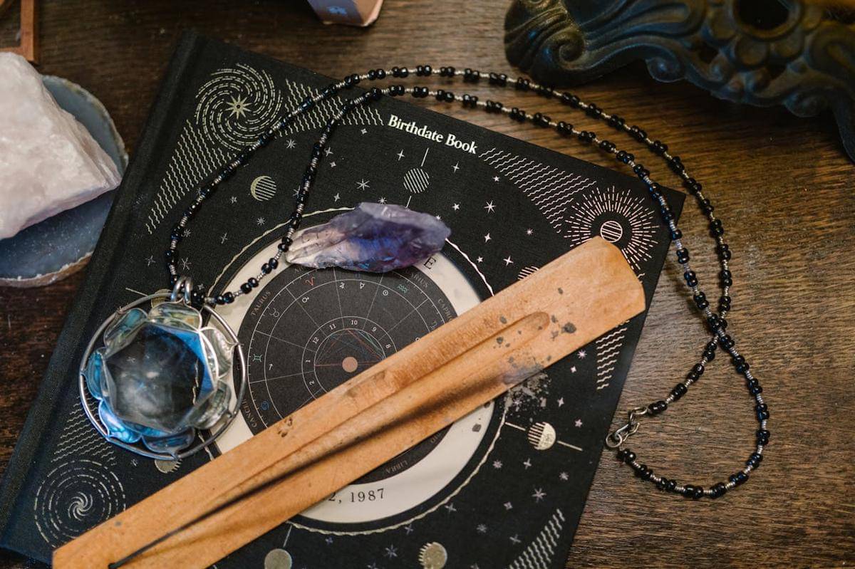 Ilustrasi hadiah Halloween - witchcraft kit