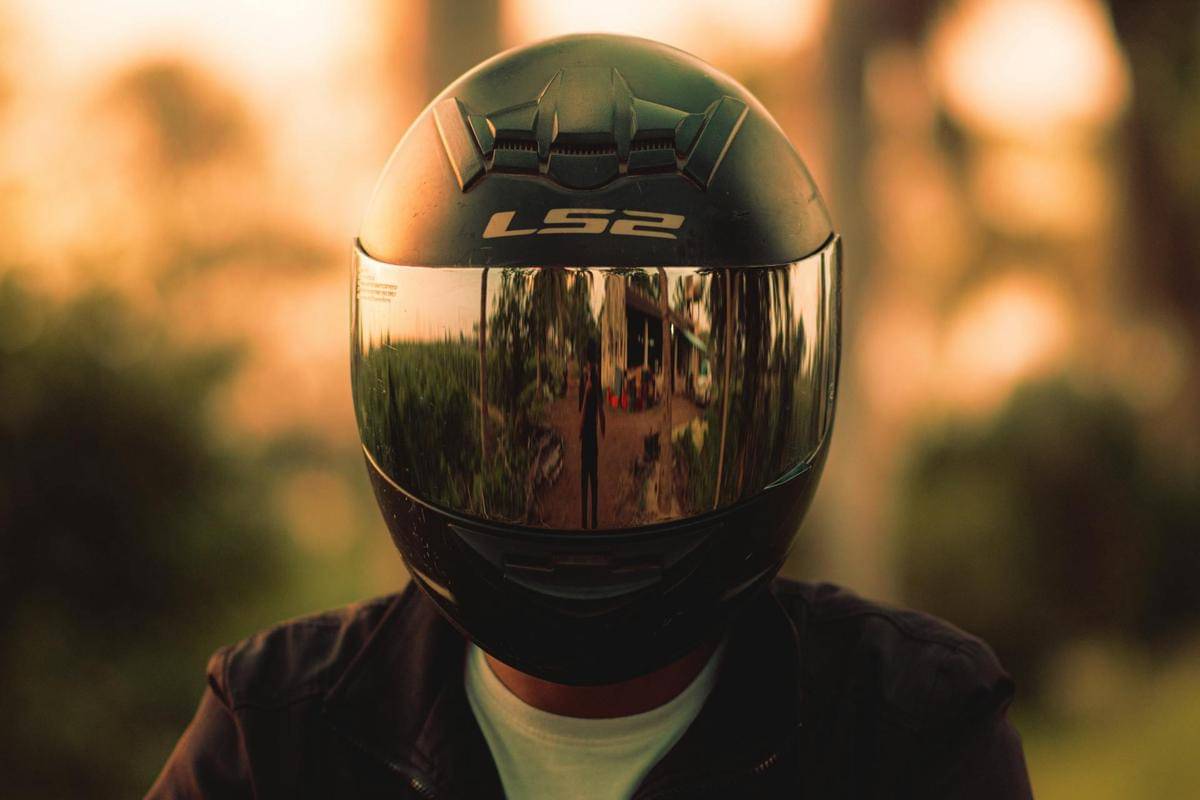 ilustrasi pria menggunakan helm