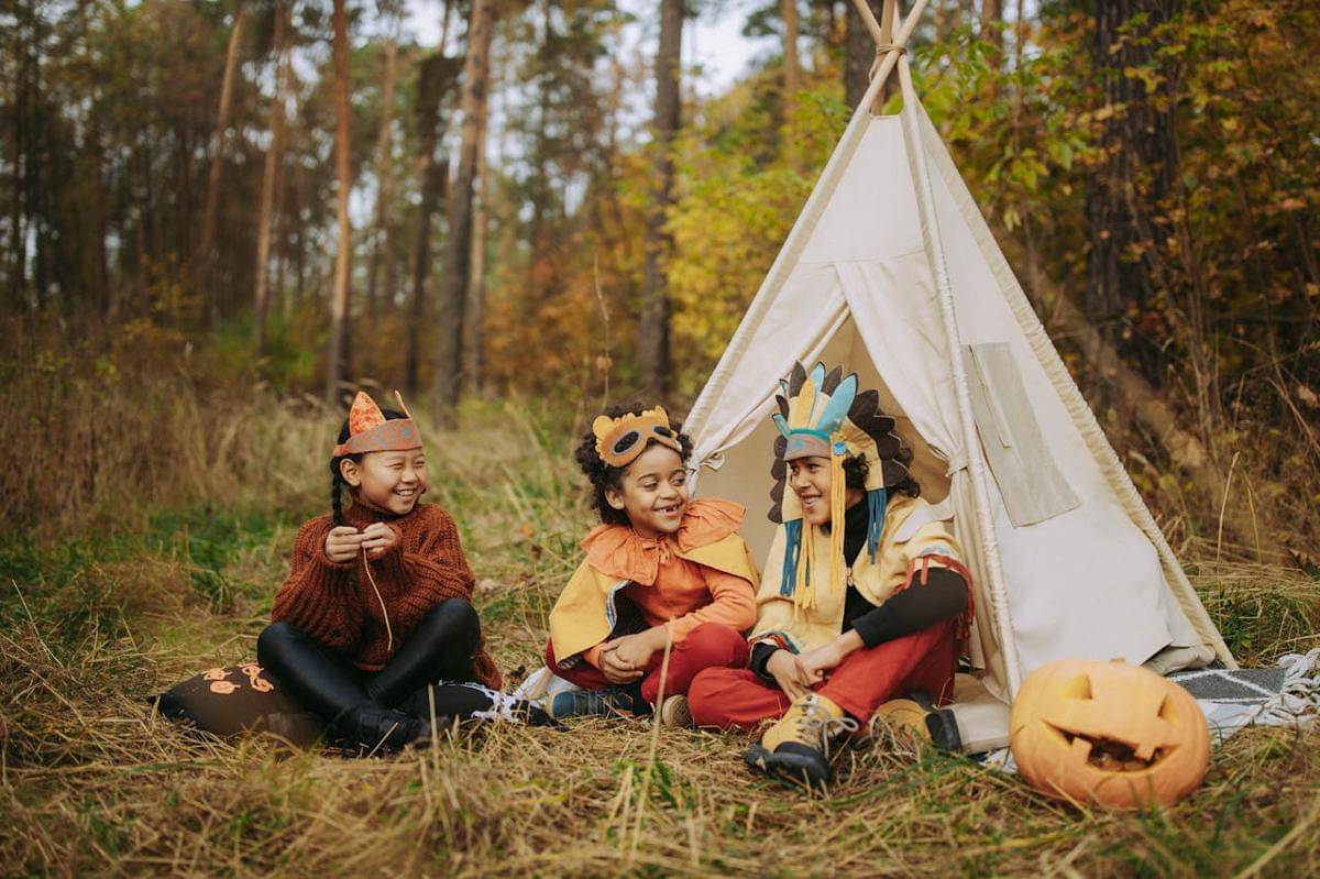 Ilustrasi aktivitas pesta Halloween untuk anak-anak