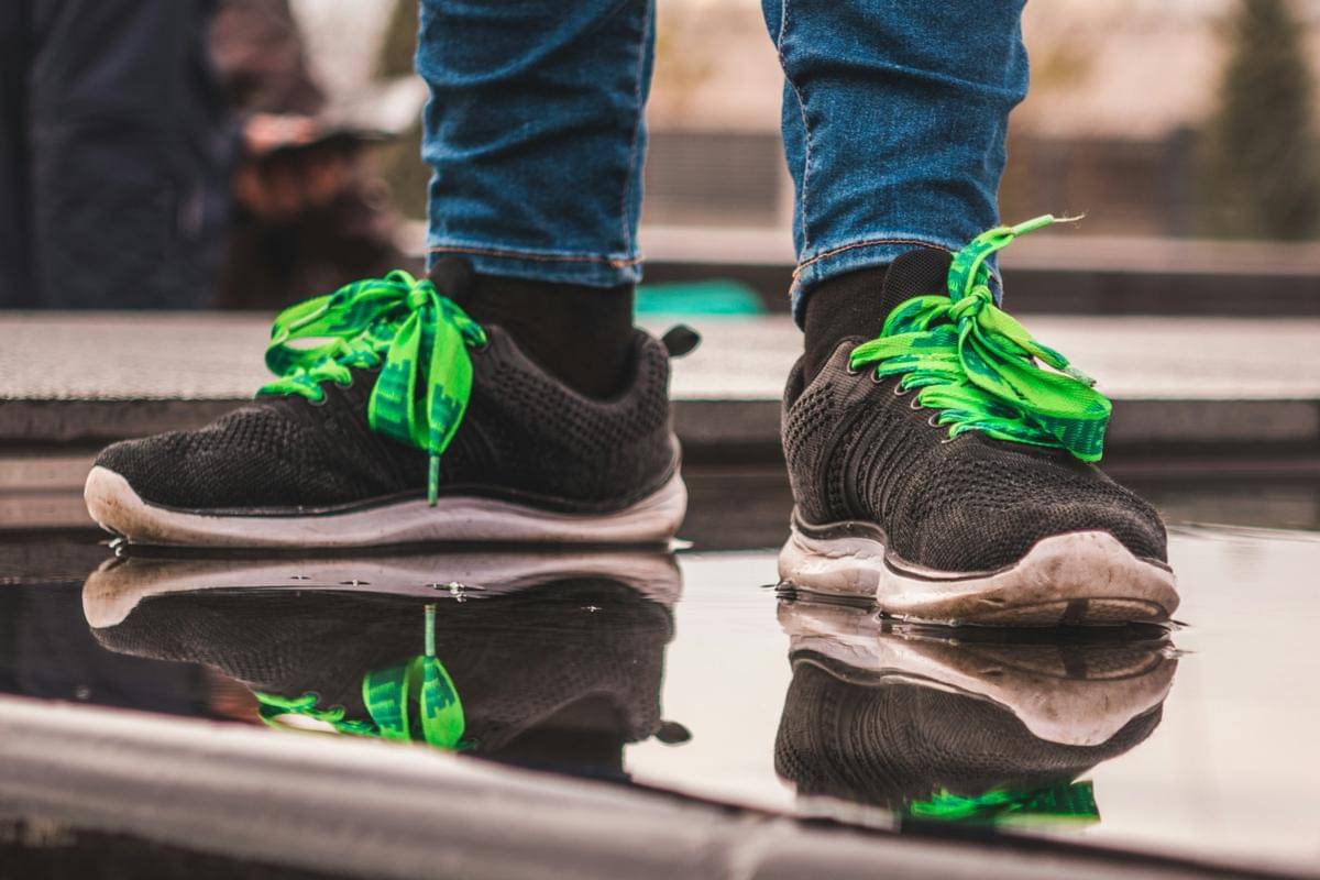 ilustrasi sneakers dan celana jeans