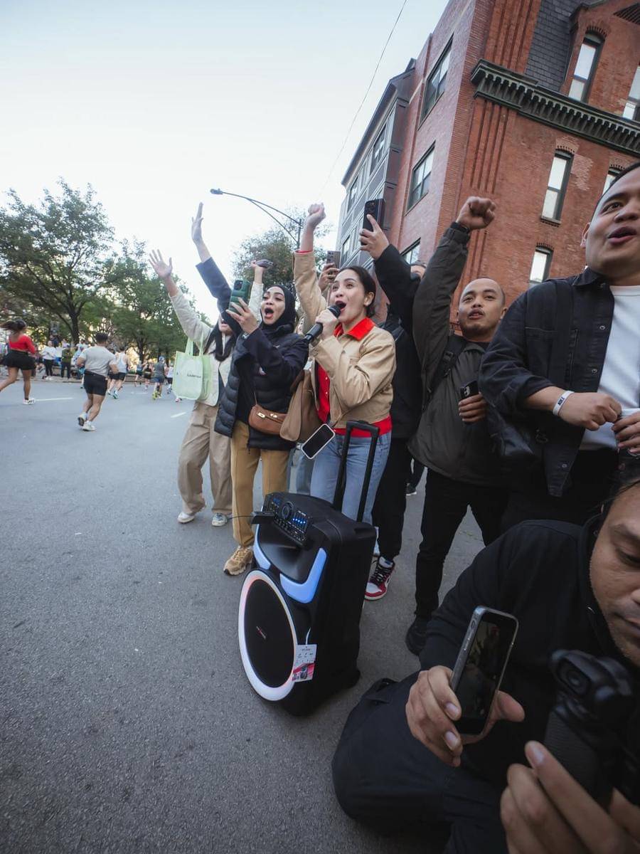 Nagita Slavina mendukung suami di Chicago Marathon 2025