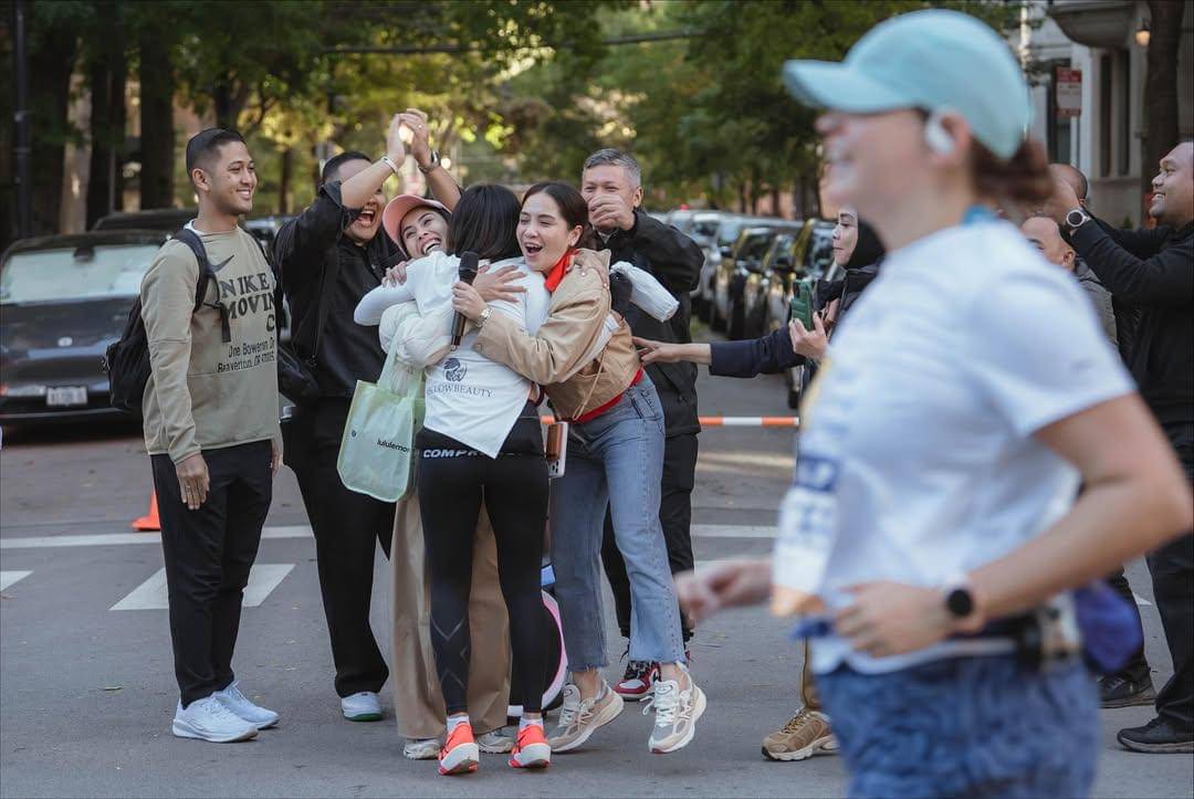 Nagita Slavina mendukung suami di Chicago Marathon 2025