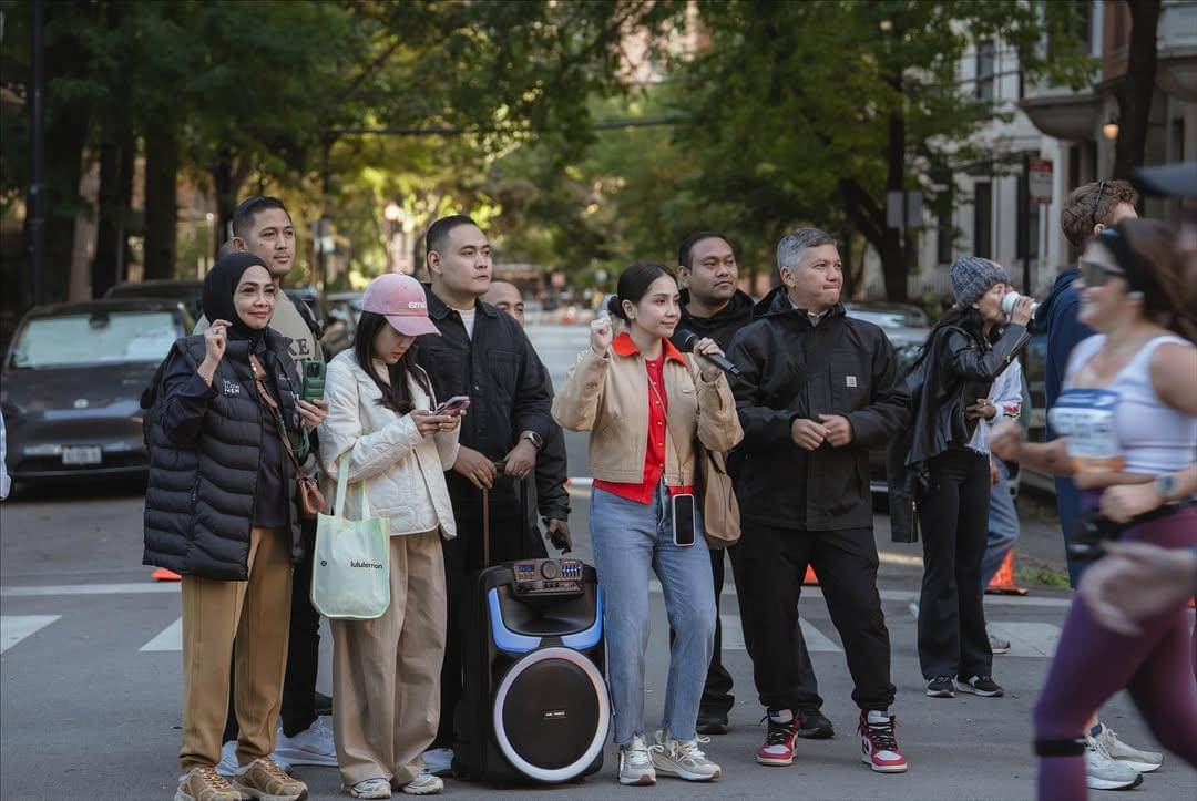 Nagita Slavina mendukung suami di Chicago Marathon 2025