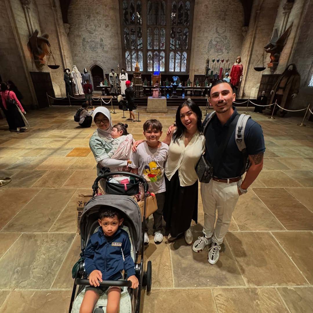 keluarga Jessica Iskandar ke Harry Potter Warner Bros Jepang