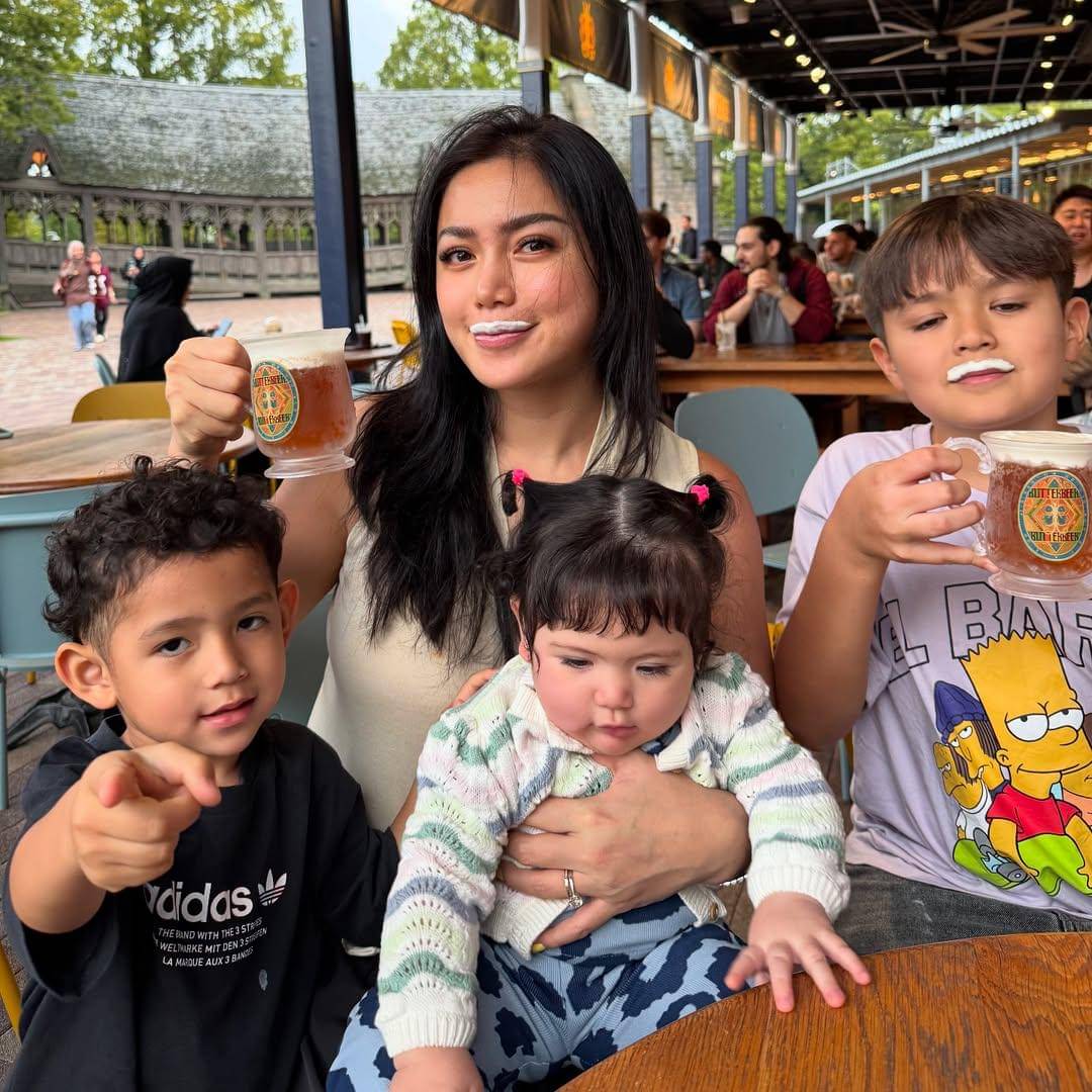 keluarga Jessica Iskandar ke Harry Potter Warner Bros Jepang