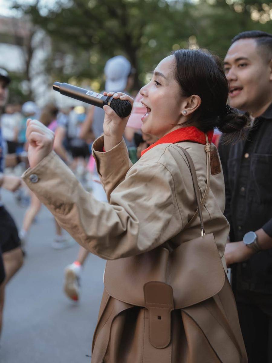 Nagita Slavina mendukung suami di Chicago Marathon 2025