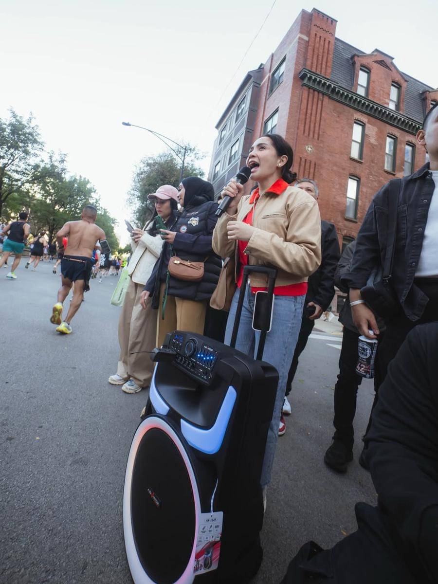 Nagita Slavina mendukung suami di Chicago Marathon 2025