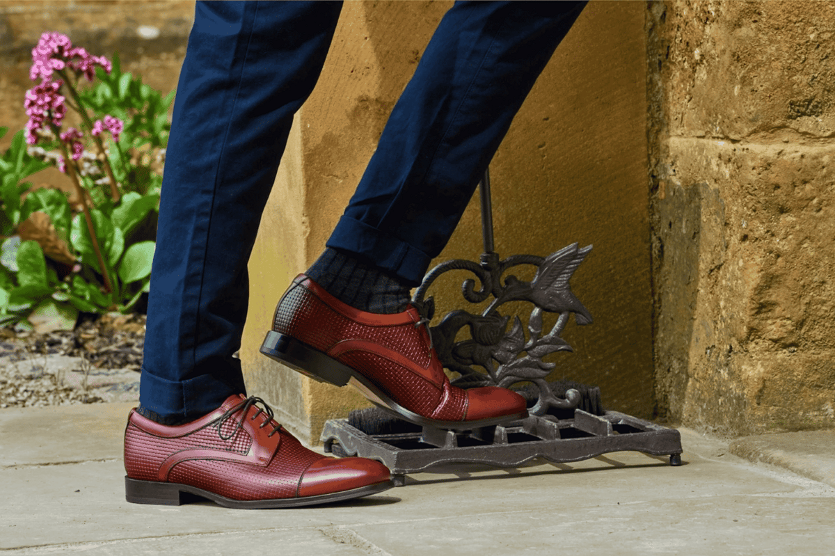 ilustrasi pria menggunakan sepatu pantofel