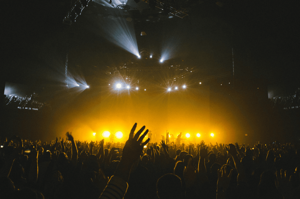 ilustrasi konser di tempat terbuka