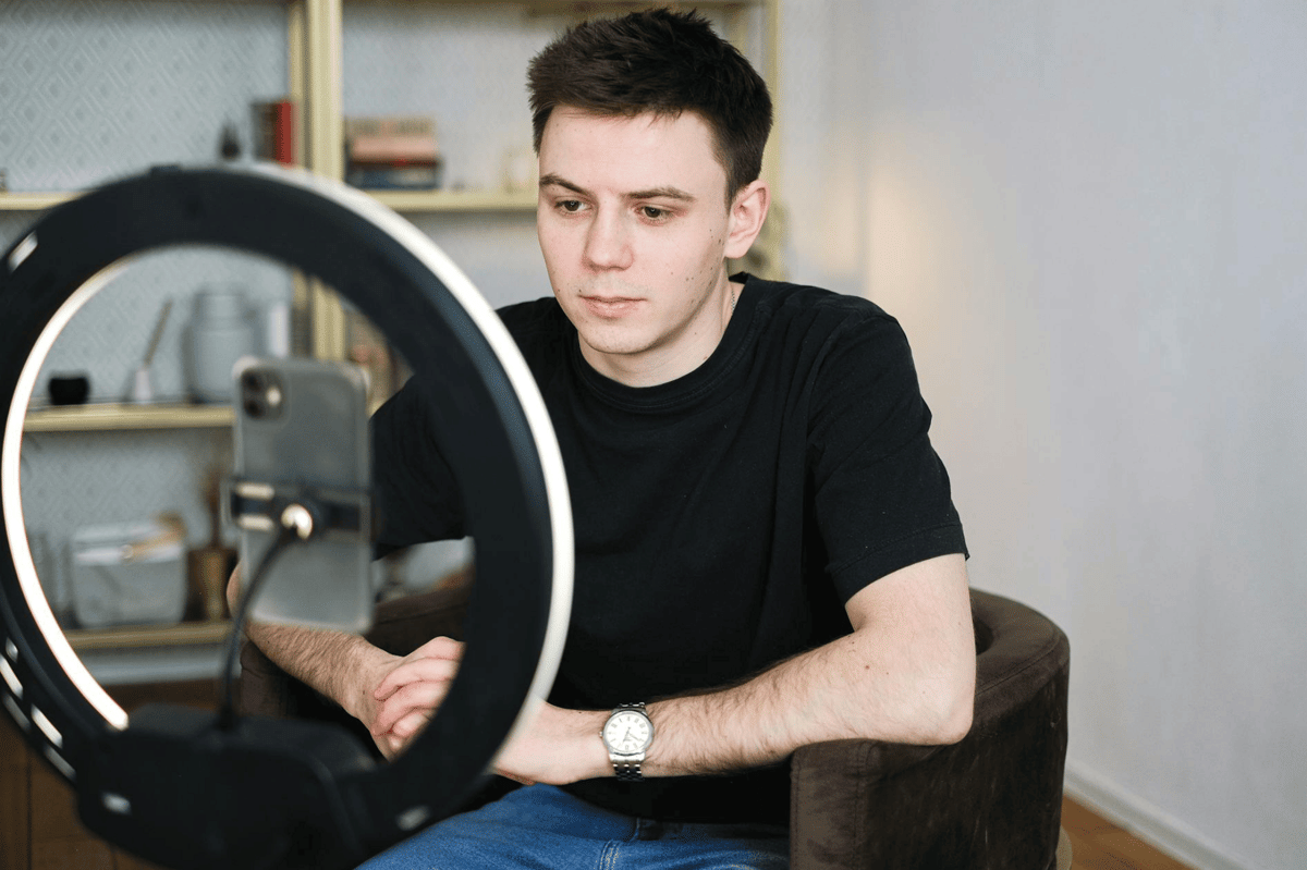 ilustrasi pria membuat vlog