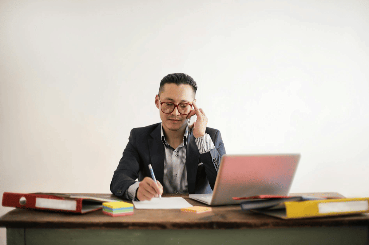 ilustrasi pria bekerja