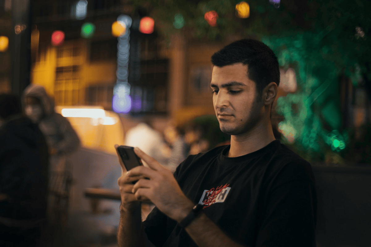 ilustrasi pria membalas chat