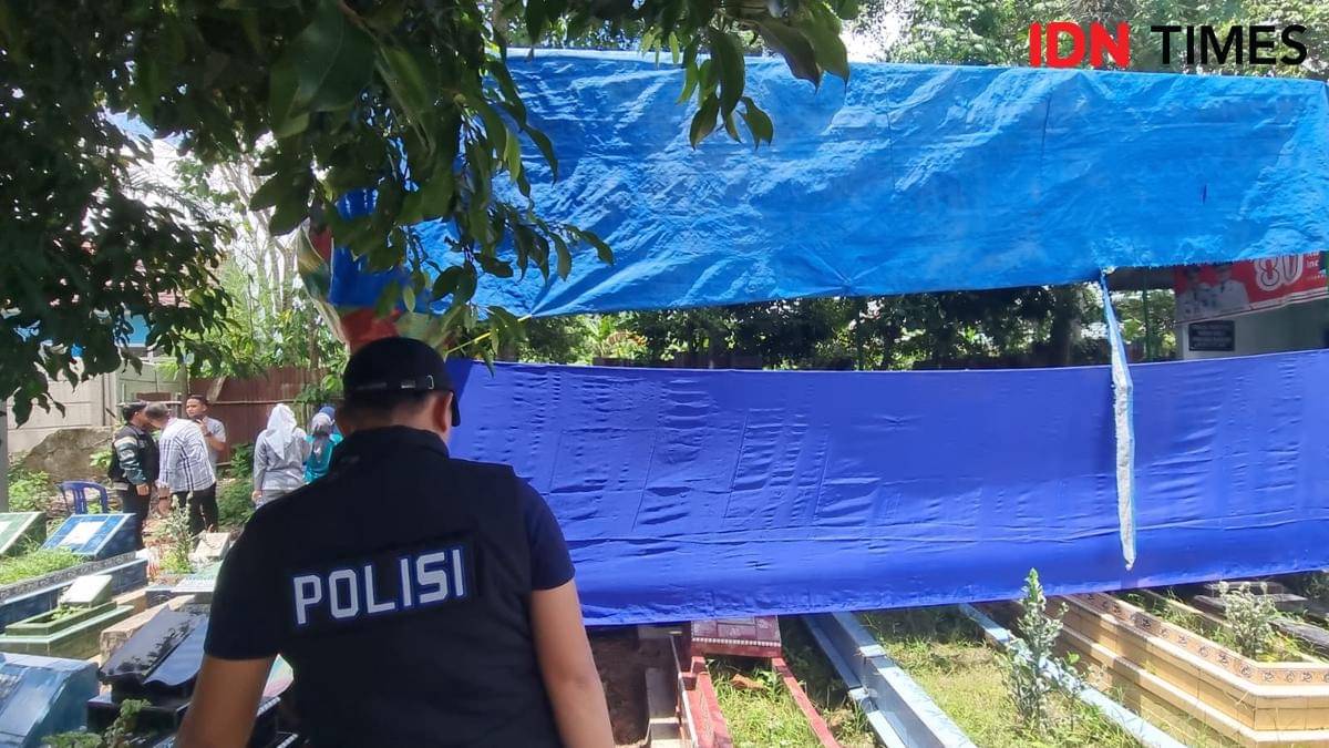 Proses ekshumasi korban pembunuhan berinisial AN di Palembang (IDN Times/Rangga Erfizal)