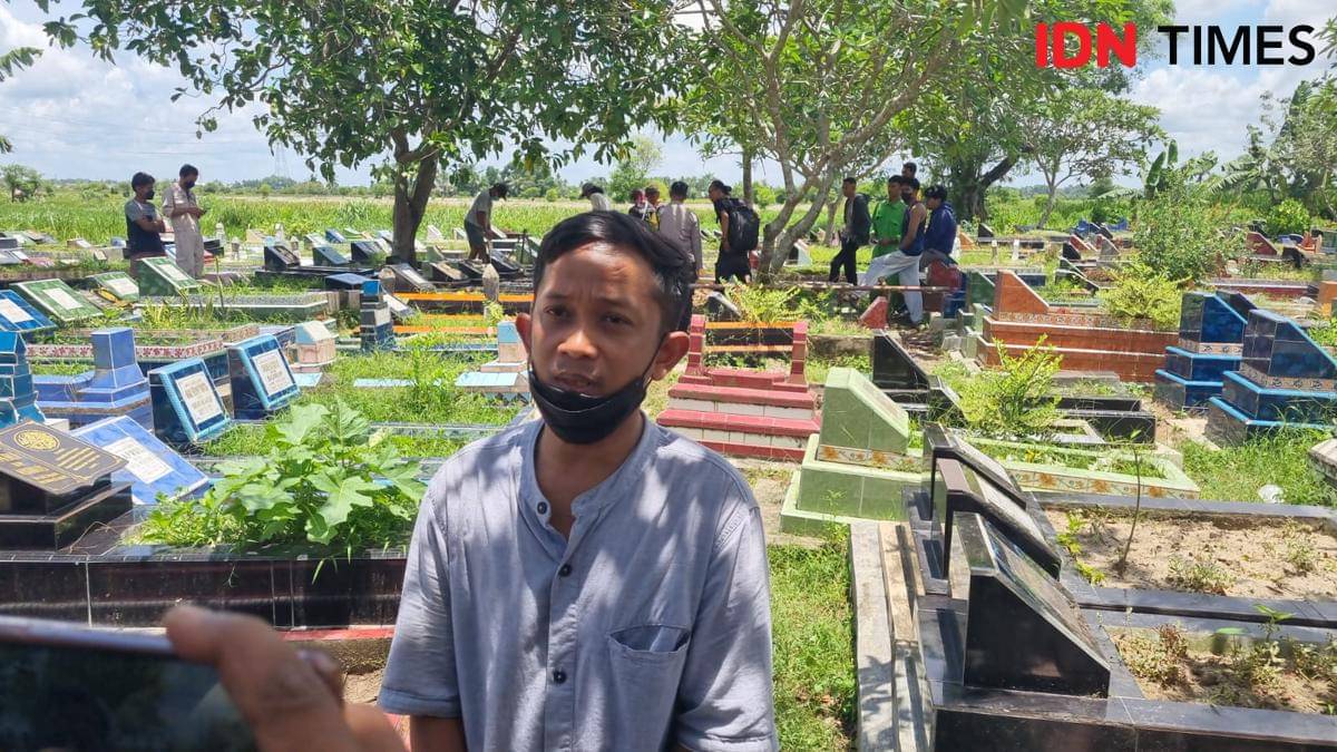 Adi Rosadi saat ditemui di makam istrinya (IDN Times/Rangga Erfizal)