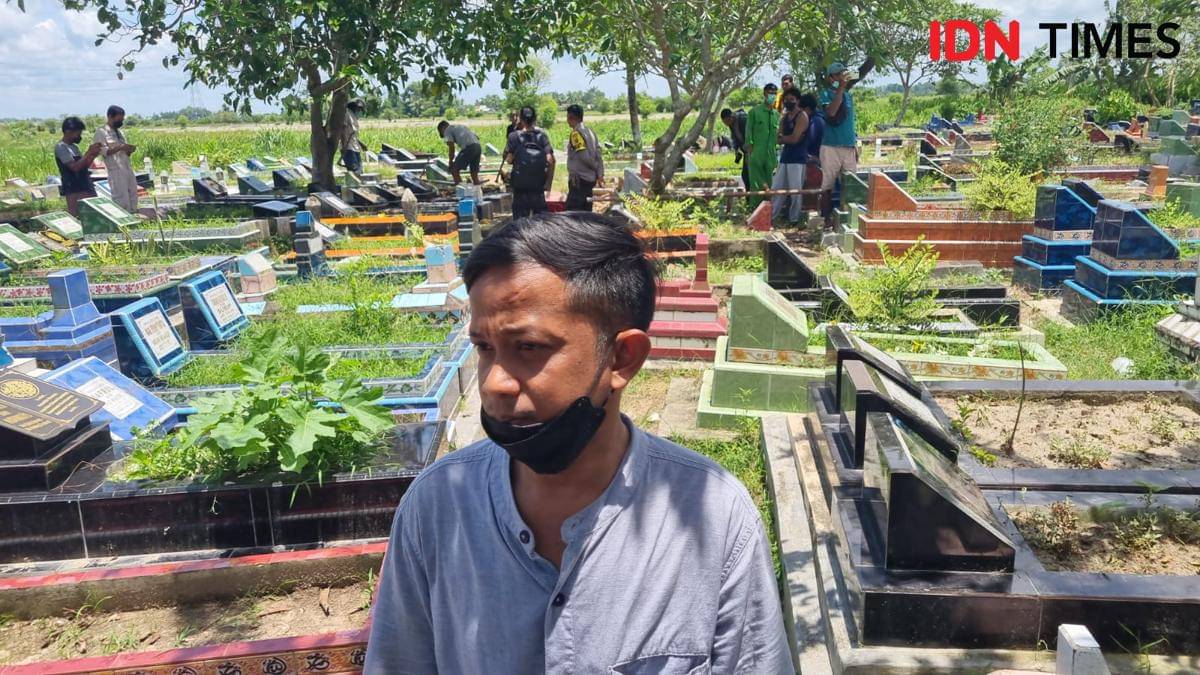Adi Rosadi saat ditemui di makam istrinya (IDN Times/Rangga Erfizal)