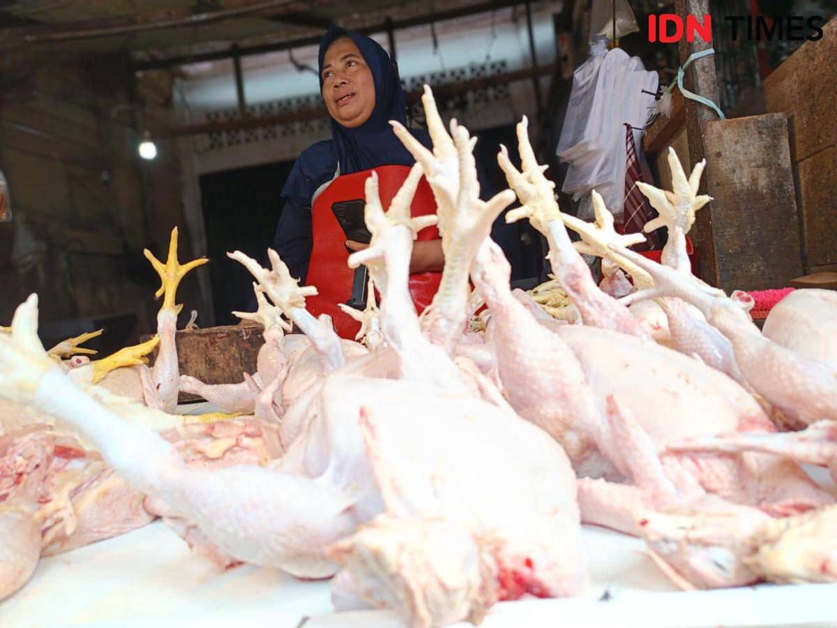 Selain telur, harga ayam di Pasar Sepinggan juga mengalami kenaikan.