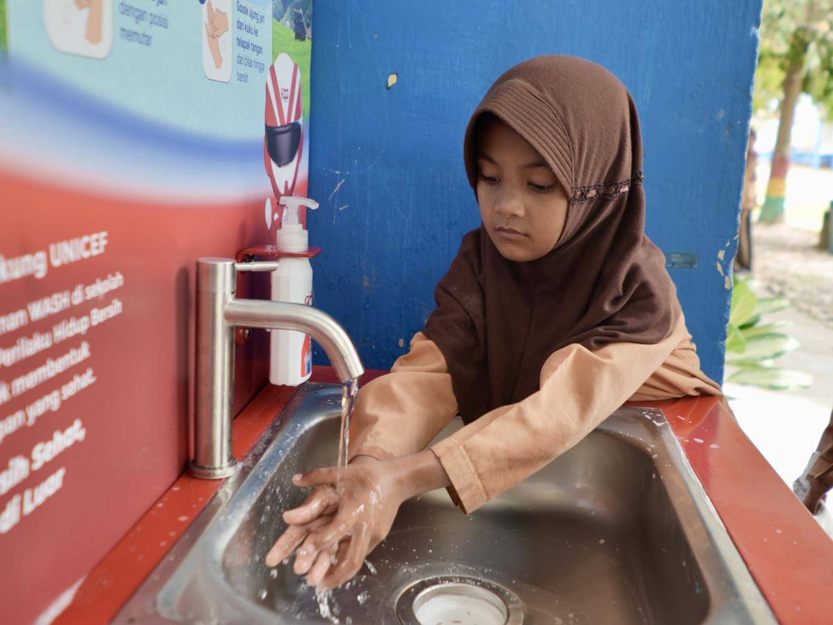 [Aceh] Siswi Sekolah Menggunakan Wastafel NUVO Family di Sekolah untuk Cuci Tangan Pakai Sabun.jpg