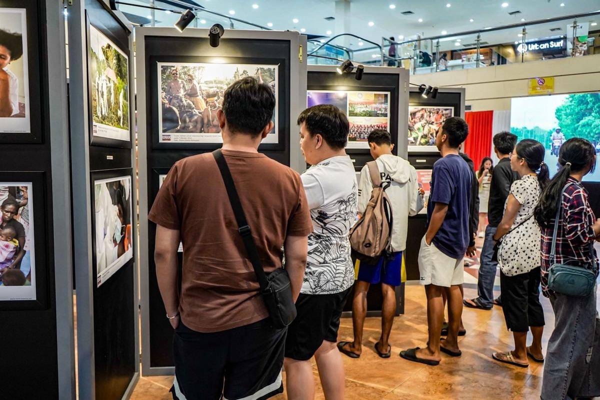 Warga masyarakat Mimika melihat sejumlah foto yang dipamerkan dalam kegiatan Mimika Photo Exhibition 2025 di Lantai II Diana Mall Timika, Minggu (12/10/2025). (Istimewa/Amsi)