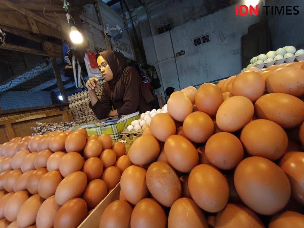 Lulu, pedagang telur di Pasar Sepinggan Balikpapan mengaku harga telur naik sejak beberapa waktu lalu.