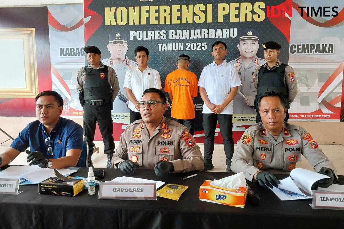 Polres Banjarbaru gelar konferensi pers pengungkapan kasus pembuangan bayi di Jalan Rosela, Kelurahan Kemuning, Selasa (14/10/2025). (Hendra Lianor/IDN Times)