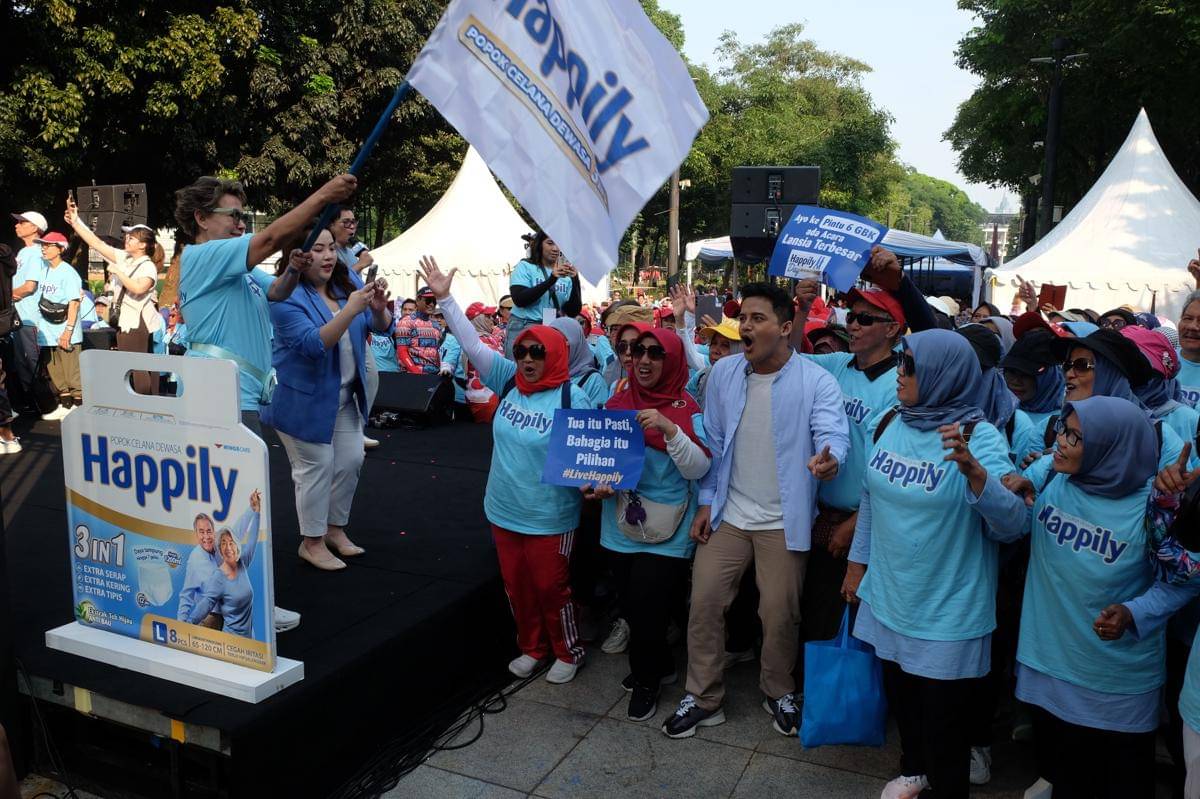 Ribuan lansia peserta jalan sehat di Pintu 6, Gelora Bung Karno (12_10), bentuk apresiasi Happily terhadap semangat para lansia yang tetap aktif dan bahagia di usia senja..JPG