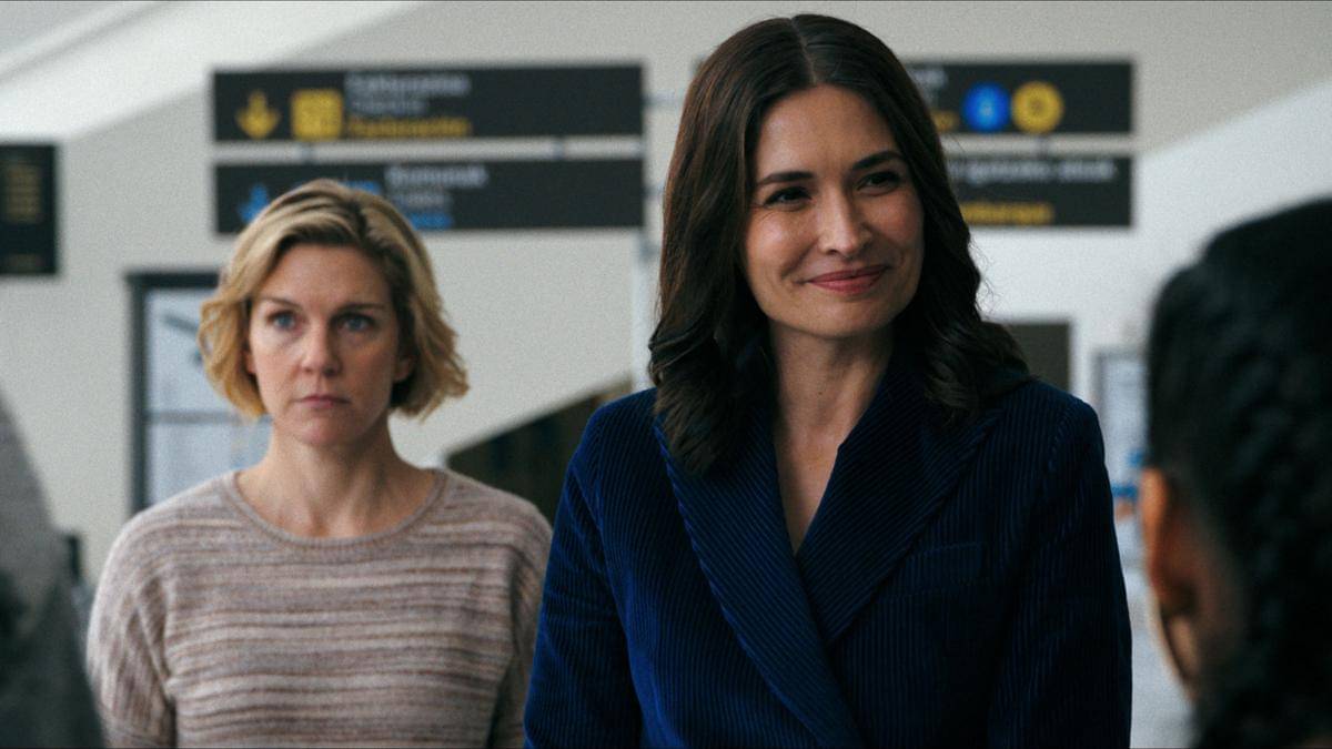 Rhea Seehorn dan Karolina Wydra di serial Pluribus